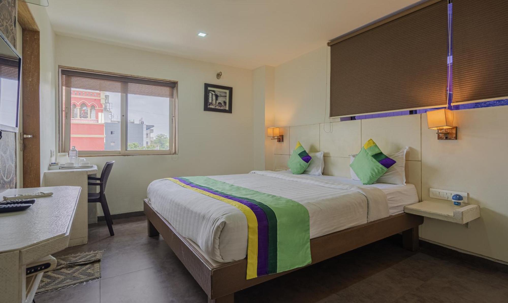 Hotel Casa, Vadodara Zewnętrze zdjęcie