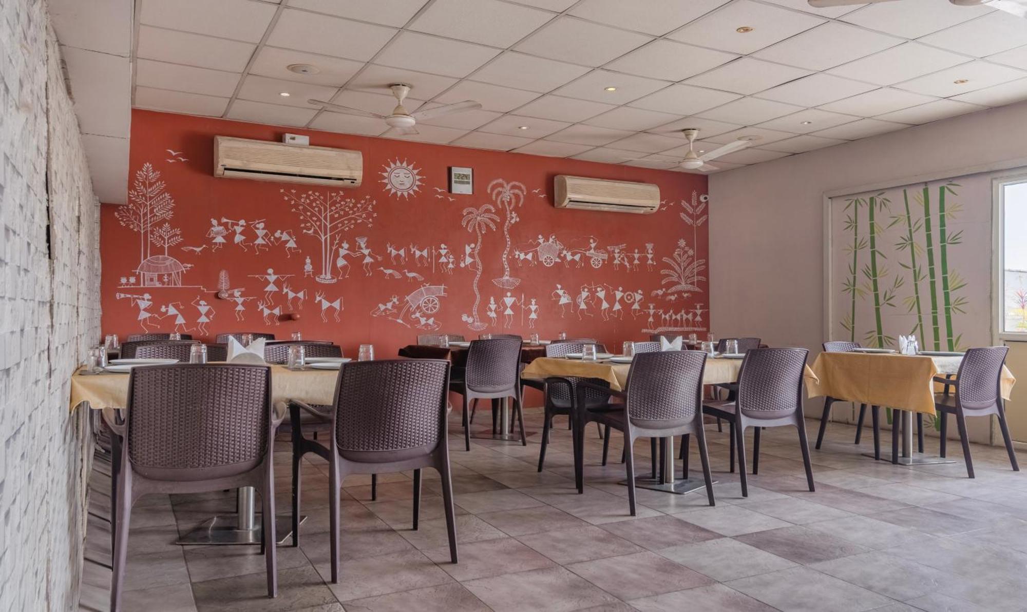 Hotel Casa, Vadodara Zewnętrze zdjęcie