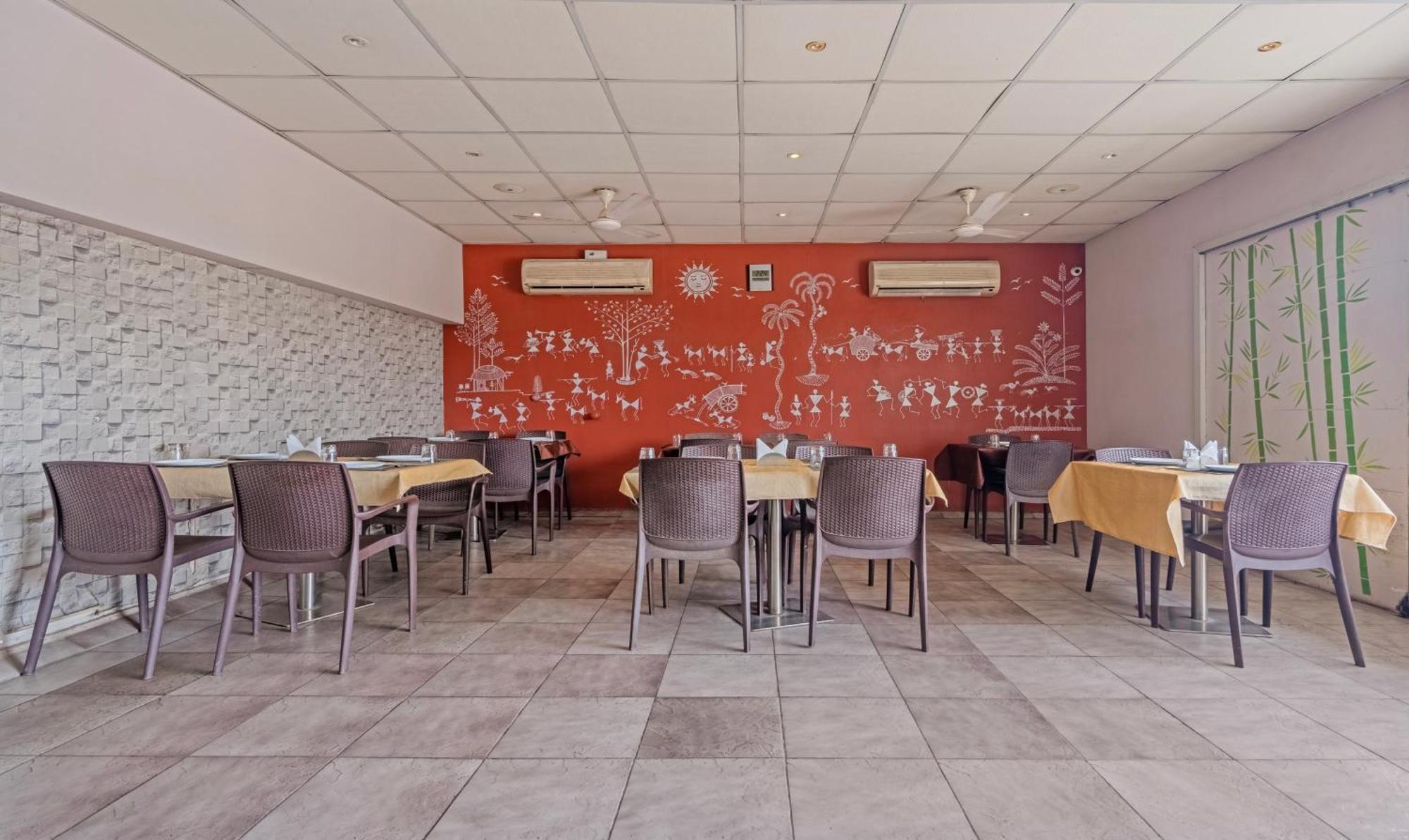 Hotel Casa, Vadodara Zewnętrze zdjęcie